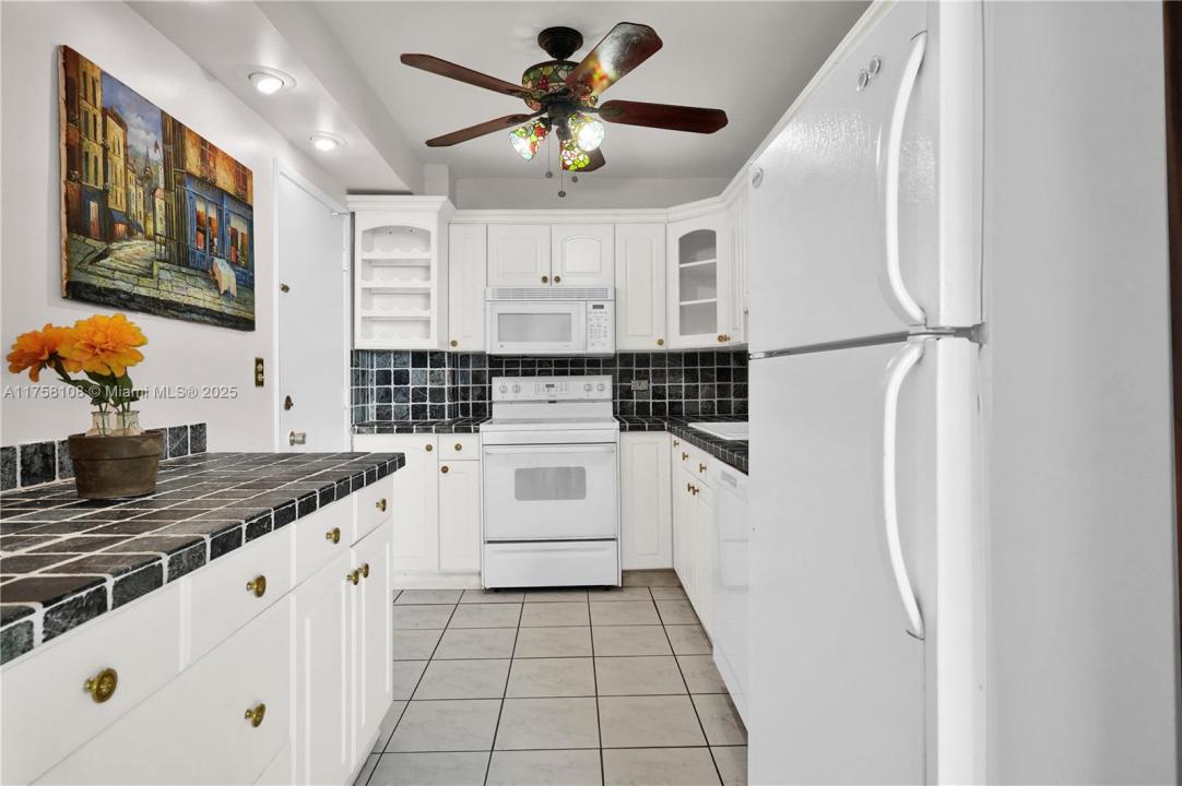 5005 Collins Ave 325, Miami Beach, פלורידה 33140, ארצות הברית של אמריקה