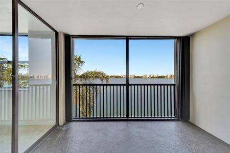 117 Lake Emerald Dr 408, Oakland Park, Florida 33309, USA