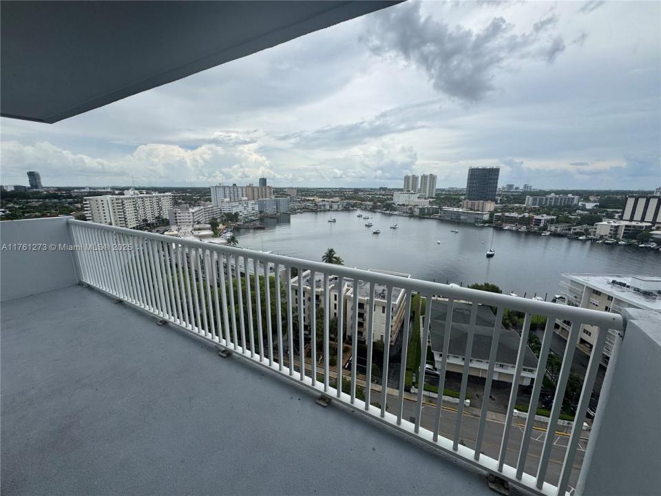 137 Golden Isles Dr 1610, Hallandale Beach, Florida 33009, Stati Uniti