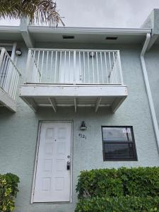 4121 NE 21st Ter 3, Lighthouse Point, Florida 33064, USA