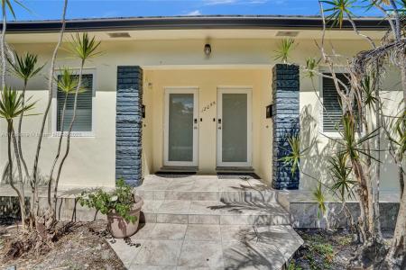 12055 NE 9th Ave, Biscayne Park, Florida 33161, USA