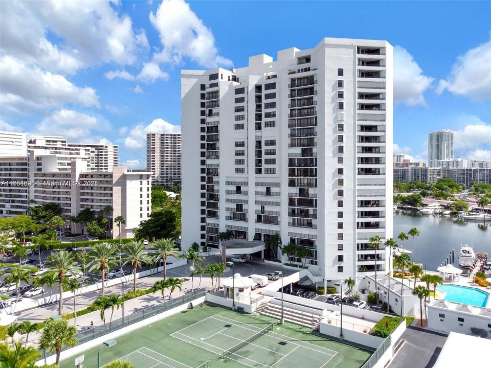 300 Three Islands Blvd 108, Hallandale Beach, פלורידה 33009, ארצות הברית של אמריקה 