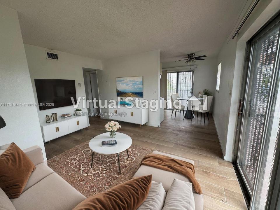 1126 SW 3rd St 3, Miami, Floryda 33130, USA