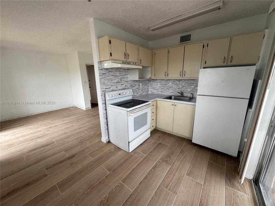 1126 SW 3rd St 3, Miami, Floryda 33130, USA