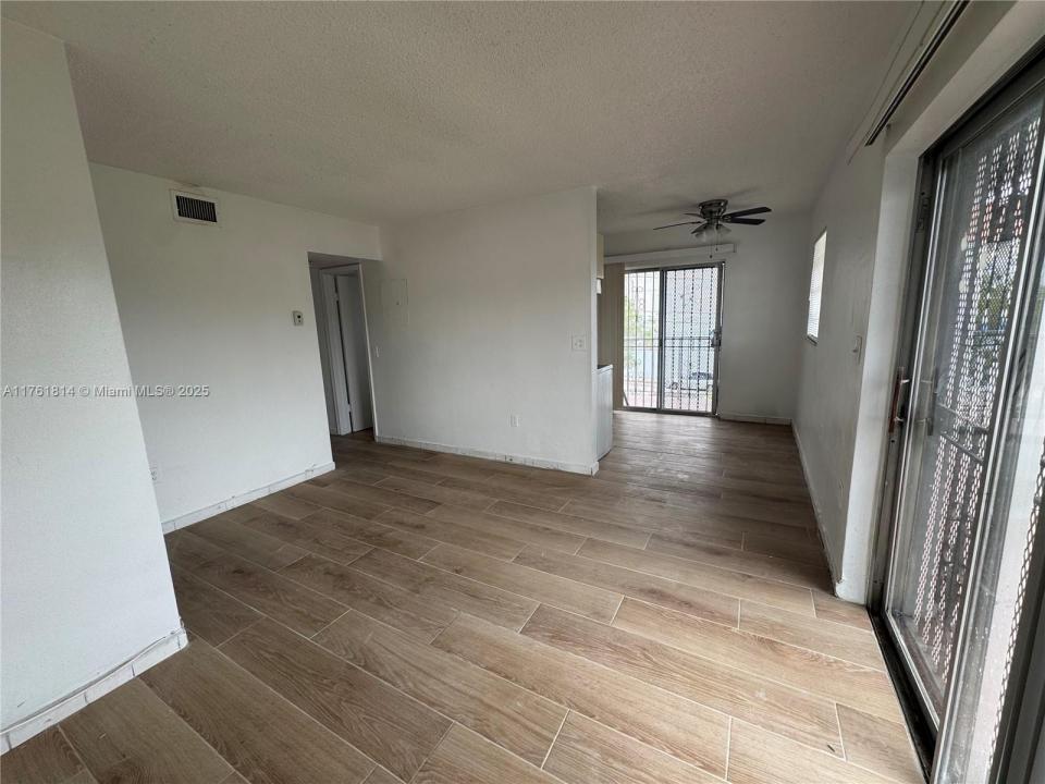 1126 SW 3rd St 3, Miami, Floryda 33130, USA