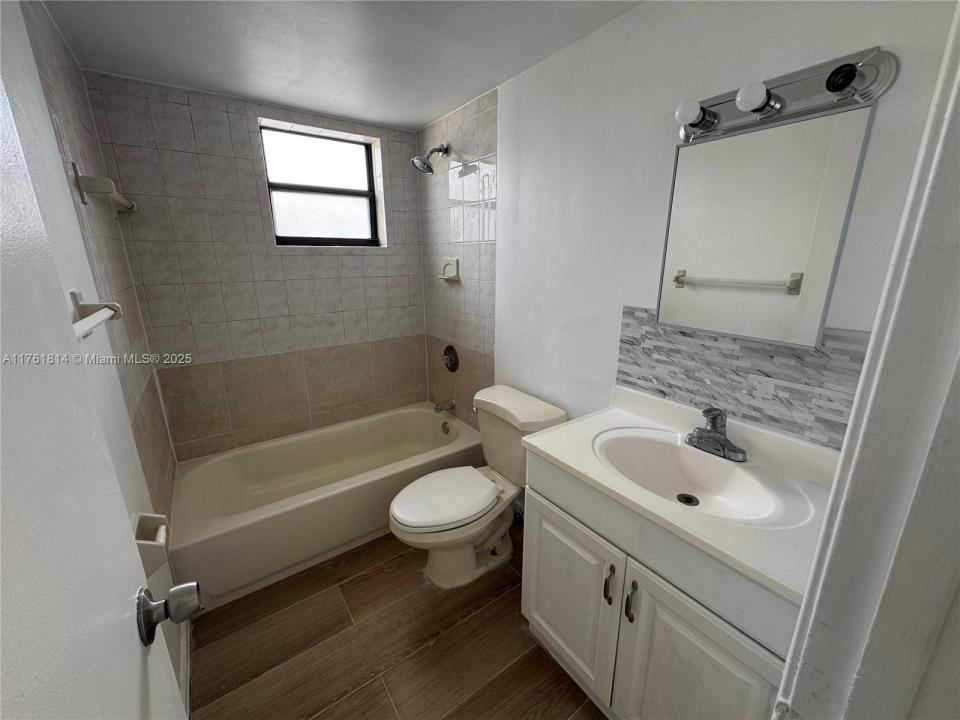 1126 SW 3rd St 3, Miami, Floryda 33130, USA