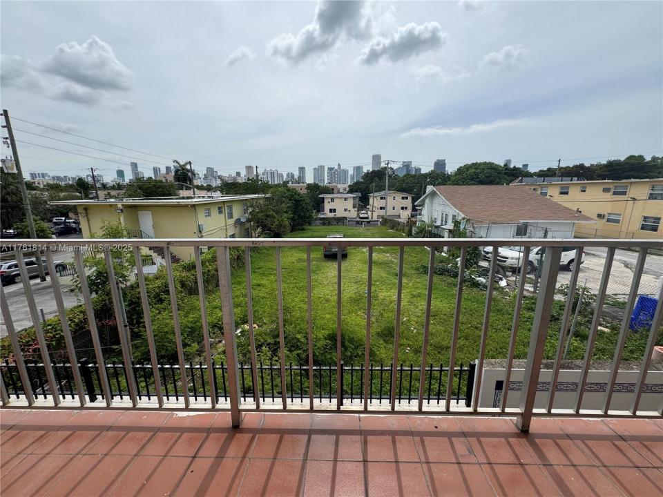 1126 SW 3rd St 3, Miami, Floryda 33130, USA