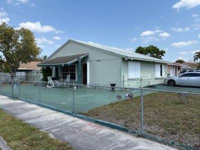 18618 NW 45th Ave, Miami Gardens, Florida 33055, USA