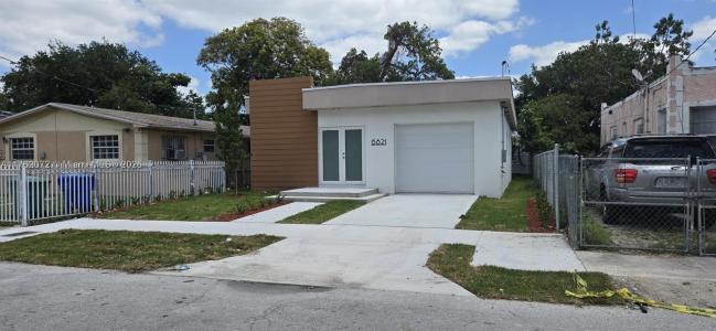 6821 NW 6th Ct, Miami, Florida 33150, USA