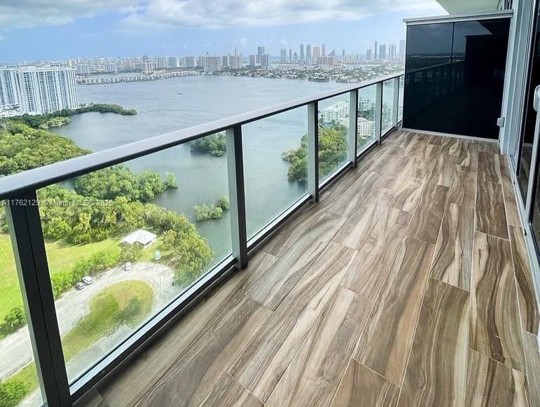 16385 Biscayne Blvd PH3, North Miami Beach, Florida 33160, Amerika Birleşik Devletleri