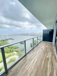 16385 Biscayne Blvd PH3, North Miami Beach, Florida 33160, USA