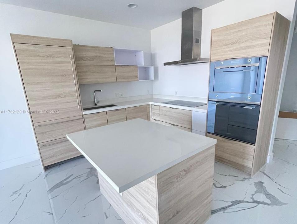 16385 Biscayne Blvd PH3, North Miami Beach, Florida 33160, Amerika Birleşik Devletleri