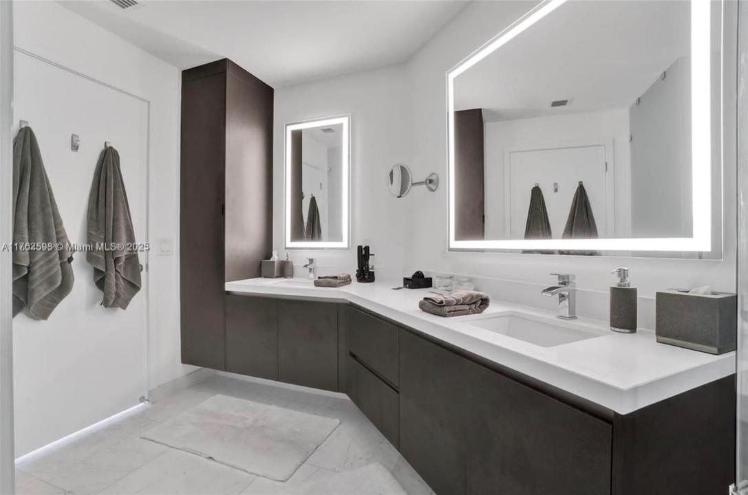 851 NE 1st Ave 904, Miami, Florida 33132, HOA KỲ