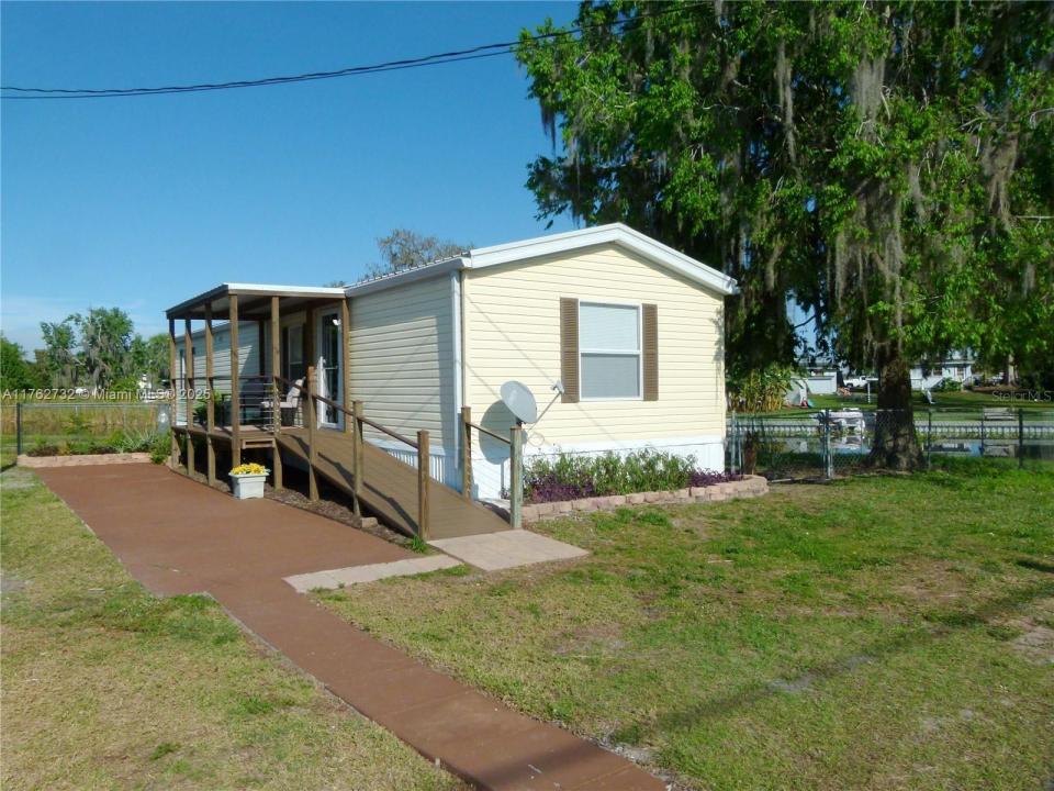 1017 1st Street, Bulkhead Ridge, Florida 34974, Estados Unidos