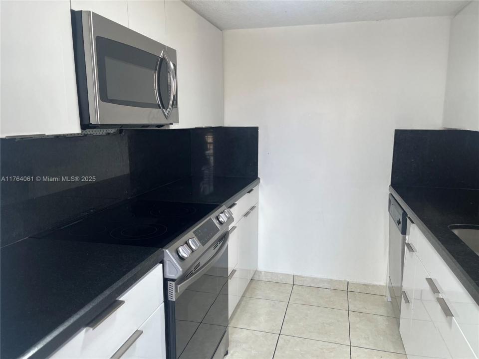 1340 W 41st St 101, Hialeah, Florida 33012, Estados Unidos