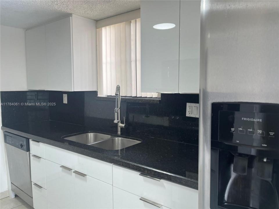 1340 W 41st St 101, Hialeah, Florida 33012, Estados Unidos