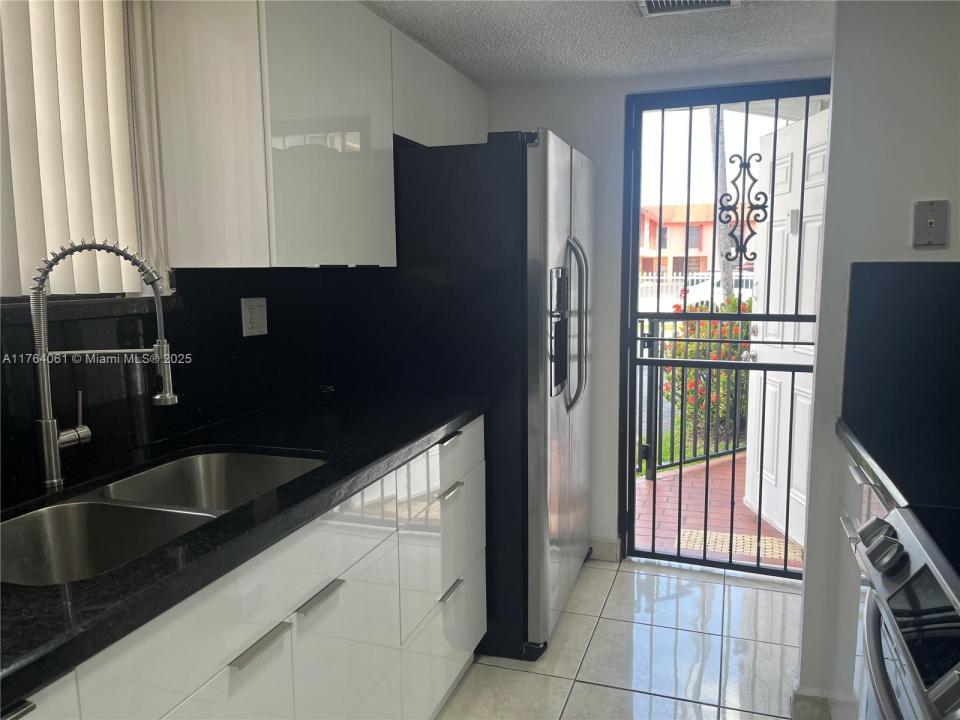 1340 W 41st St 101, Hialeah, Florida 33012, Estados Unidos