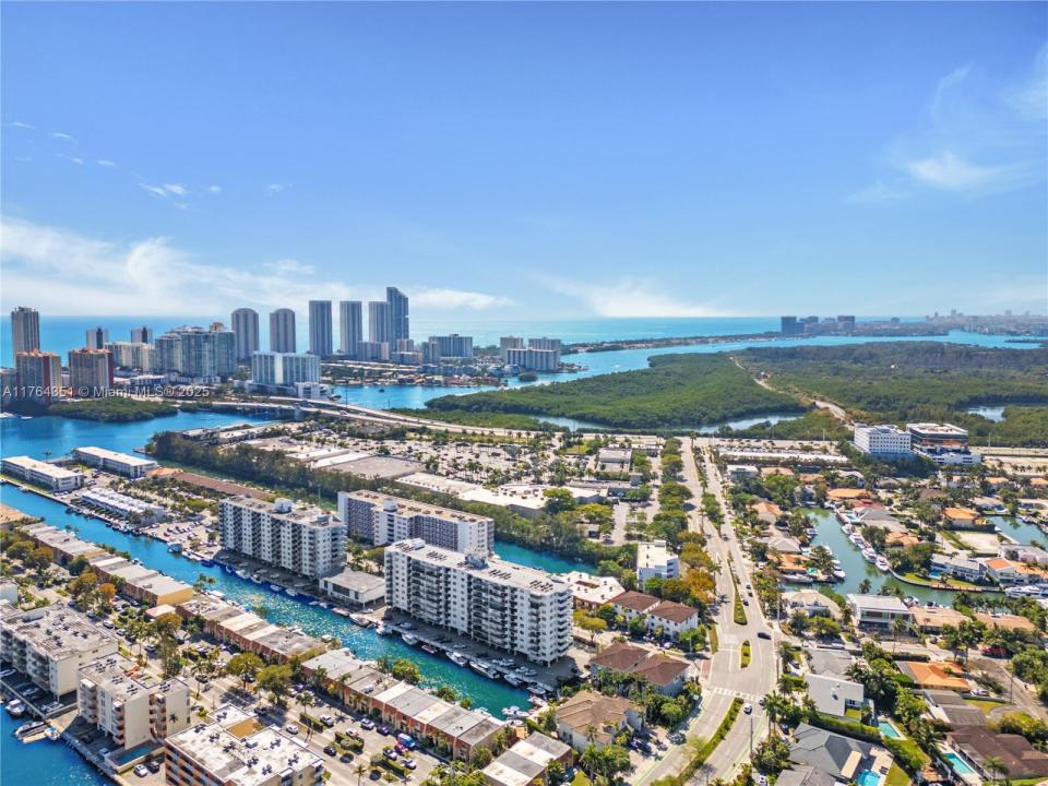 3545 NE 166th St 1004, North Miami Beach, Florida 33160, HOA KỲ