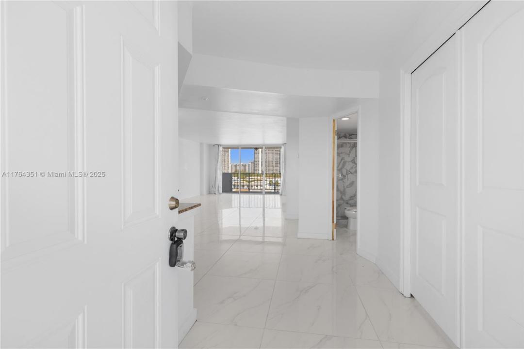3545 NE 166th St 1004, North Miami Beach, Florida 33160, HOA KỲ