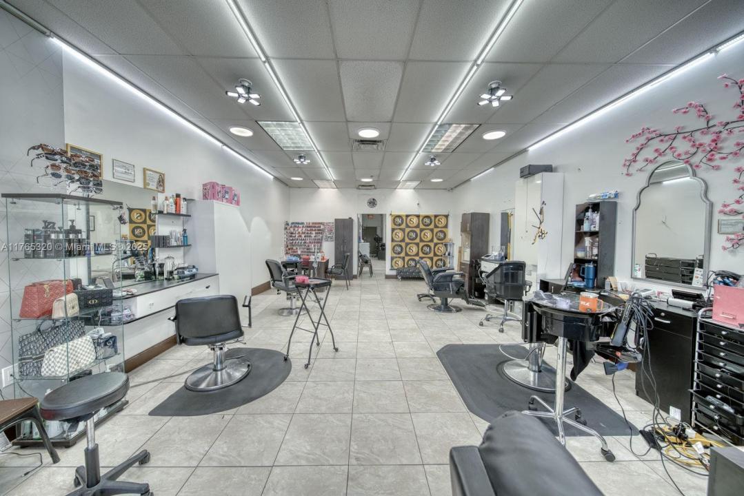 Beauty Salon For Sale On 8th St, Miami, Florida 33184, Stati Uniti