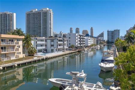 17051 NE 35th Ave 206, North Miami Beach, Florida 33160, USA