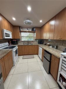 9741 Sunrise Lakes Blvd 107, Sunrise, Florida 33322, USA
