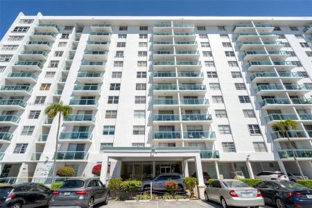 2841 NE 163rd St 805, North Miami Beach, Florida 33160, USA