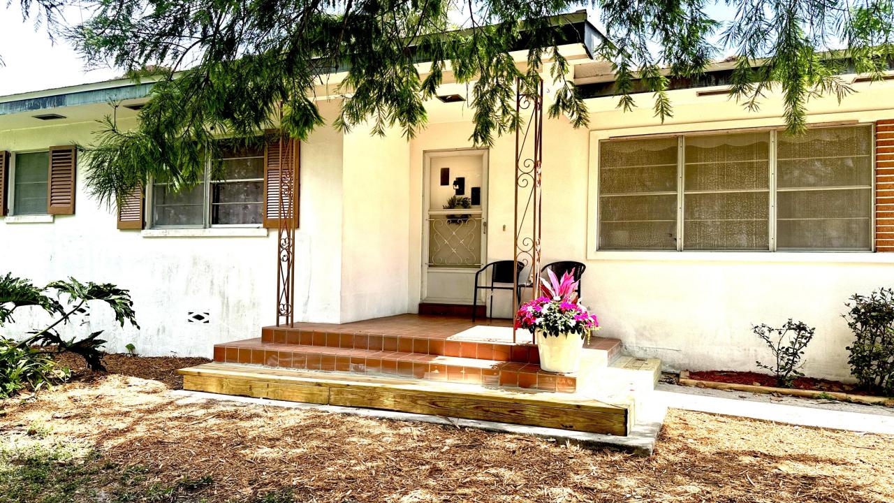 2076 E Main Street, Pahokee, Florida 33476