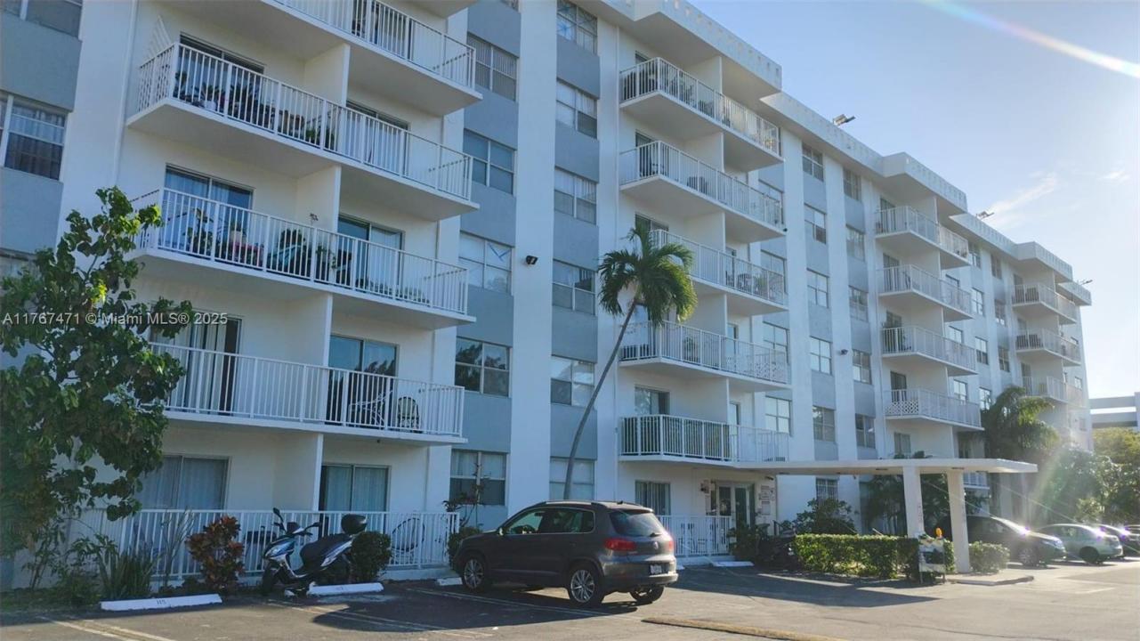 16465 NE 22nd Ave 114, North Miami Beach, Флорида 33160, Соединенные Штаты