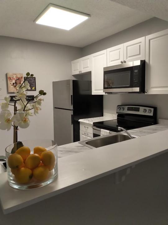 16465 NE 22nd Ave 114, North Miami Beach, Флорида 33160, Соединенные Штаты