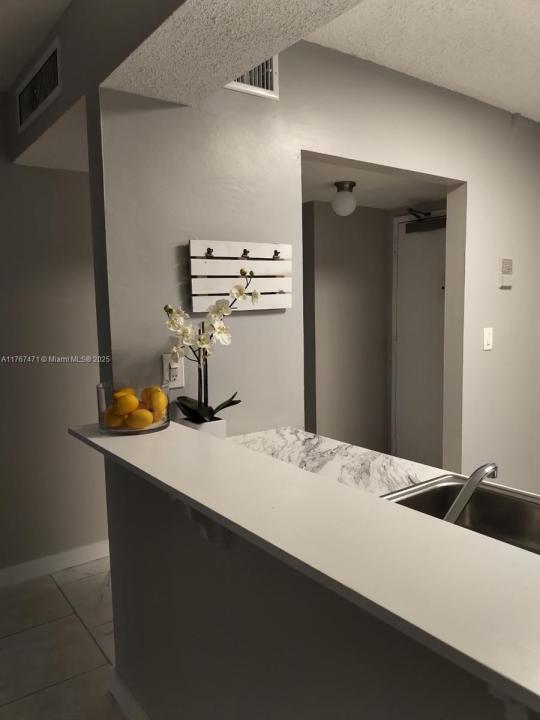 16465 NE 22nd Ave 114, North Miami Beach, Флорида 33160, Соединенные Штаты