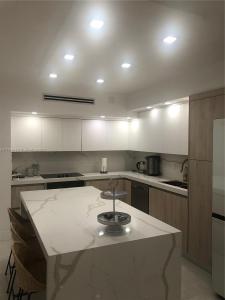 10185 Collins Ave 1510, Bal Harbour, Florida 33154, USA