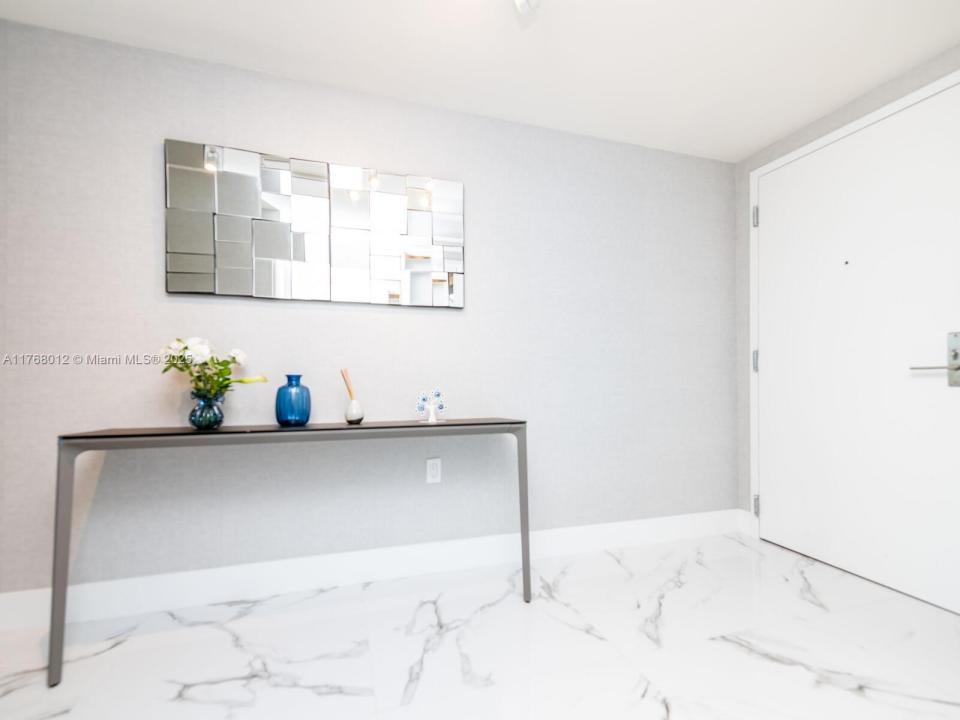 300 Sunny Isles Blvd 5-1605, Sunny Isles Beach, Floryda 33160, USA