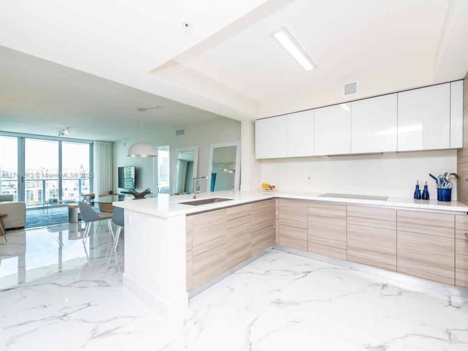 300 Sunny Isles Blvd 5-1605, Sunny Isles Beach, Floryda 33160, USA