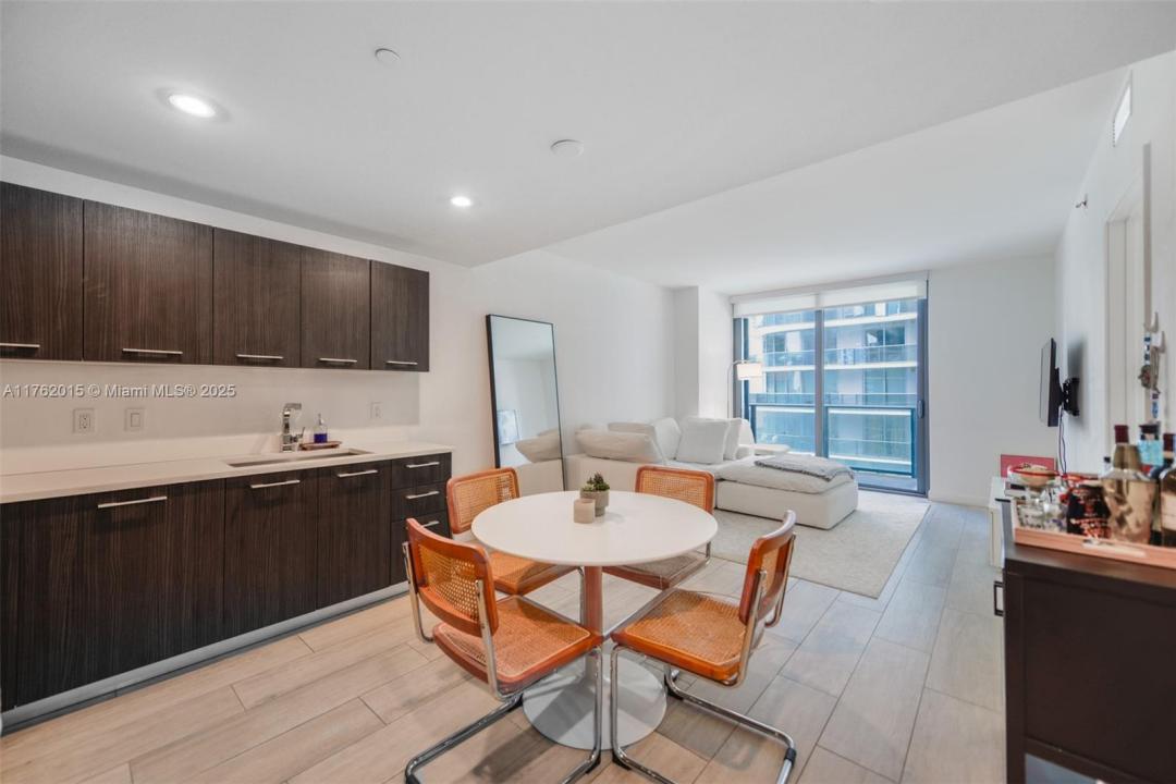 45 SW 9th St 1107, Miami, Florida 33130, USA