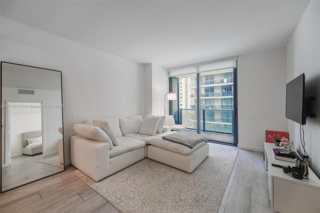 45 SW 9th St 1107, Miami, Florida 33130, USA