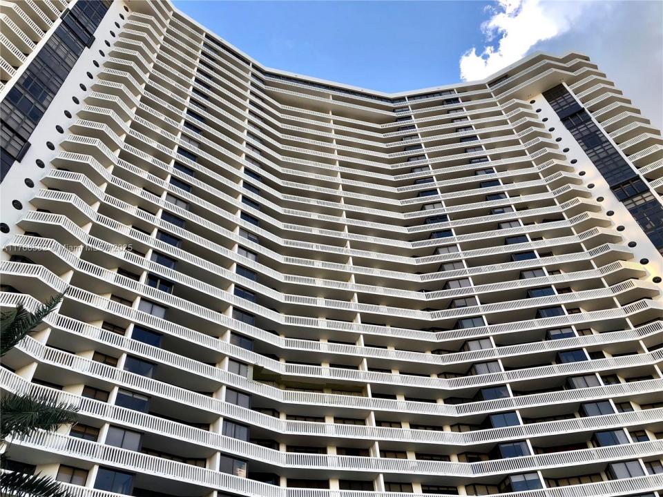 1000 W Island Blvd 712, Aventura, Florida 33160