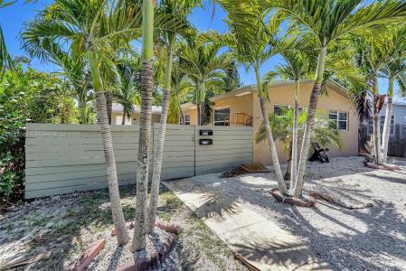 2470-2472 NE 182nd Ter, North Miami Beach, Florida 33160, USA