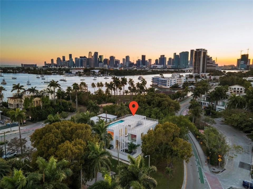1250 N Venetian Way, Miami, Florida 33139