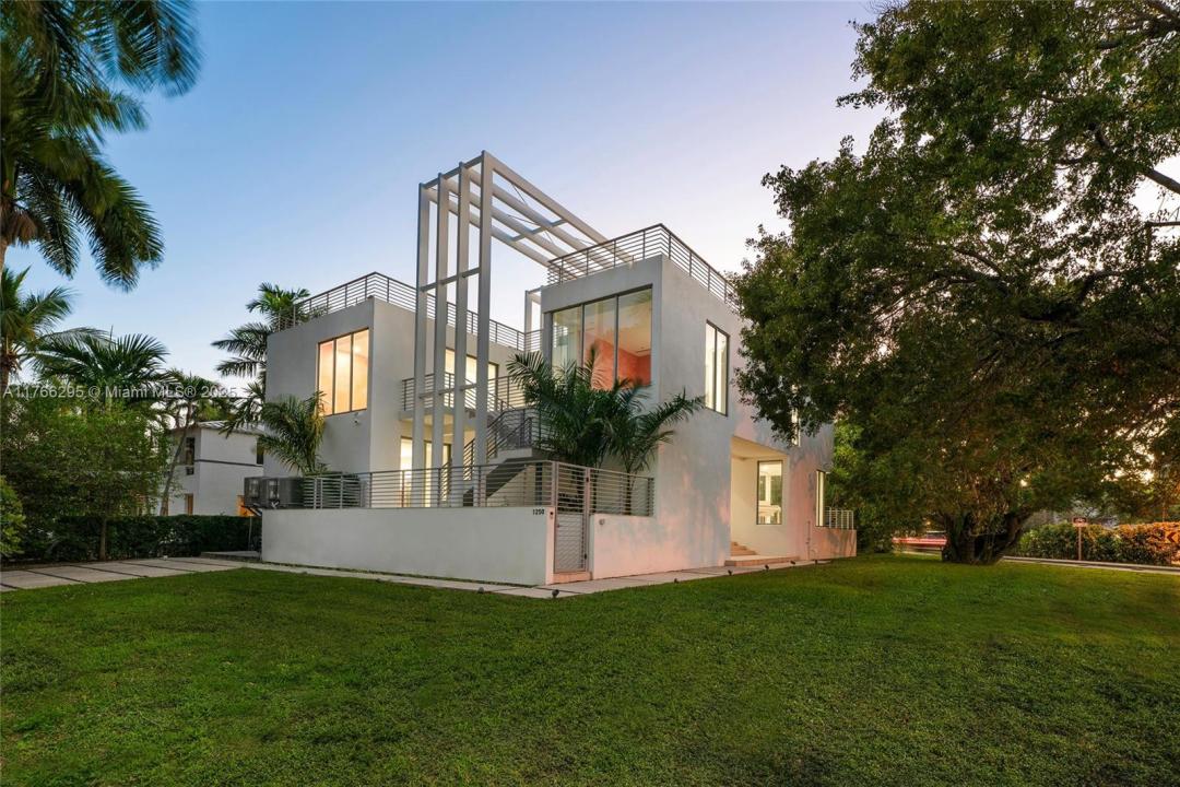 1250 N Venetian Way, Miami, Florida 33139