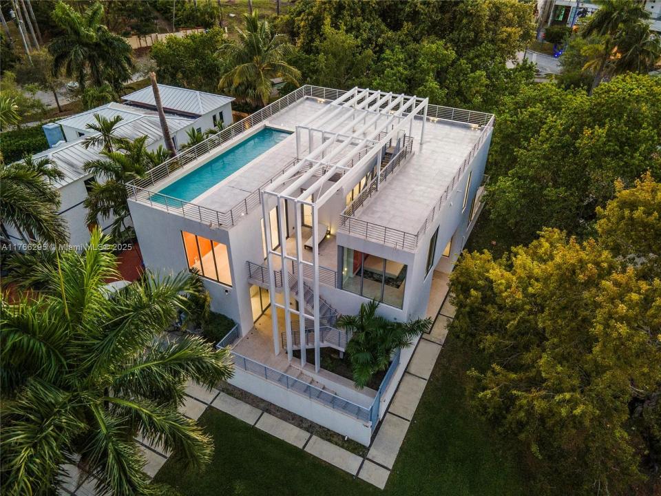 1250 N Venetian Way, Miami, Florida 33139