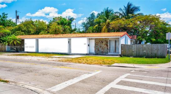3690 SW 28th St, Miami, Florida 33133, USA