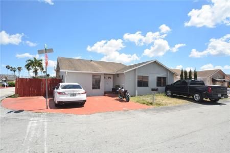 704 SW 97th Place Cir, Miami, Florida 33174, USA