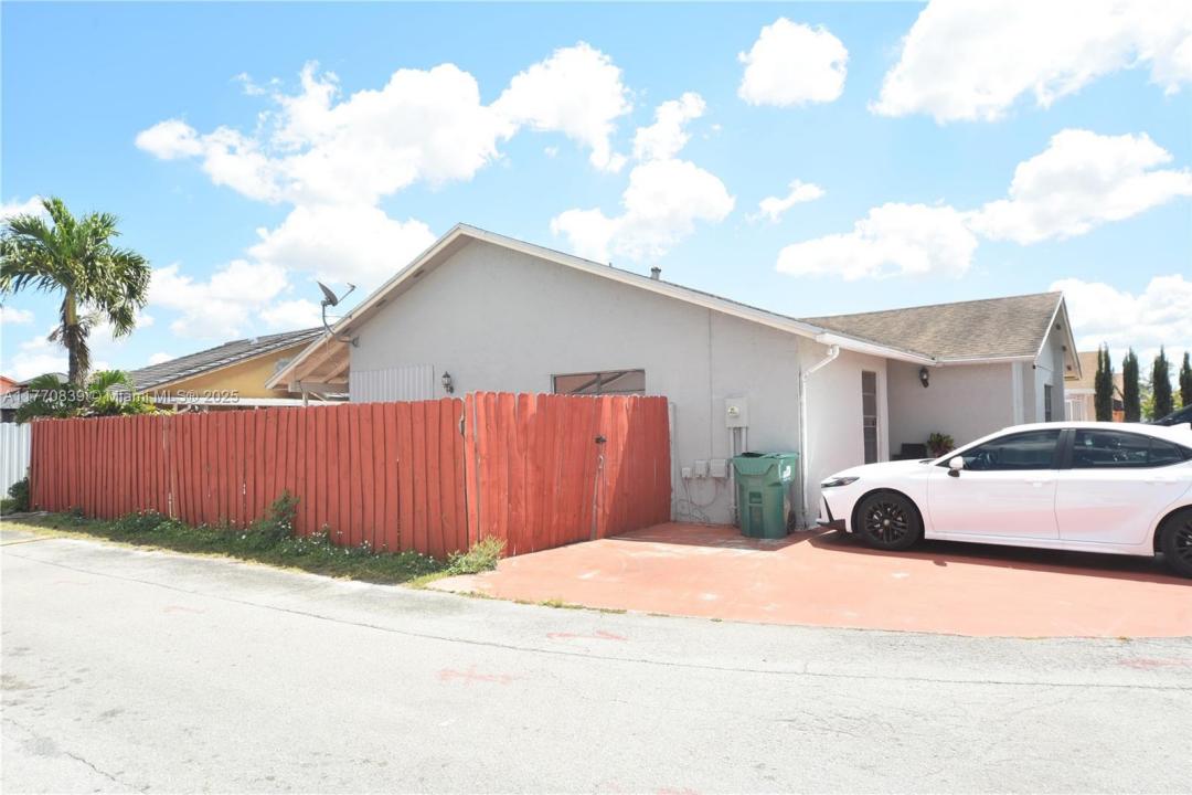 704 SW 97th Place Cir, Miami, Florida 33174