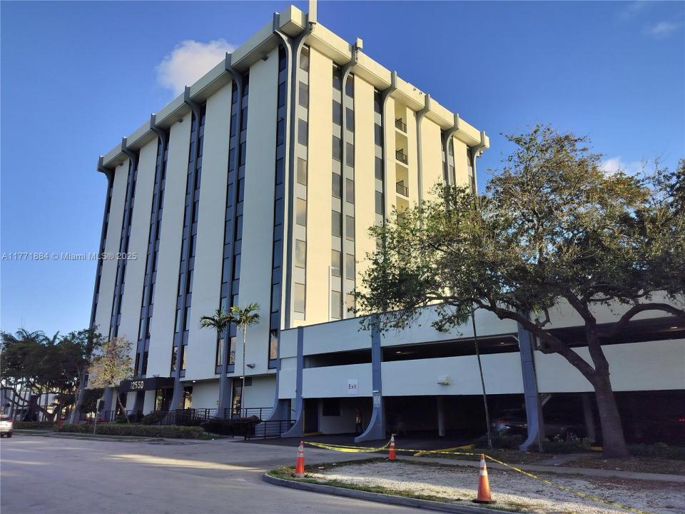 12550 Biscayne Blvd 605, North Miami, פלורידה 33181, ארצות הברית של אמריקה