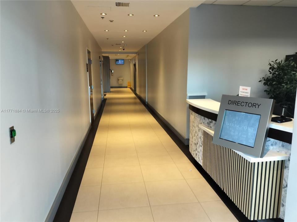 12550 Biscayne Blvd 605, North Miami, פלורידה 33181, ארצות הברית של אמריקה