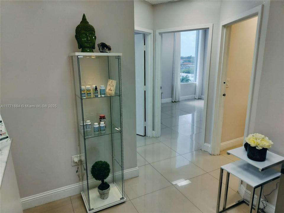 12550 Biscayne Blvd 605, North Miami, פלורידה 33181, ארצות הברית של אמריקה
