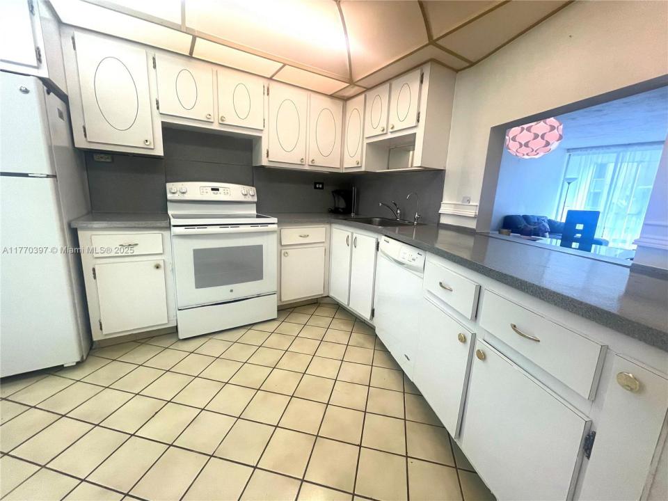 1680 NE 191st St 107-2, Miami, Florida 33179, Stati Uniti