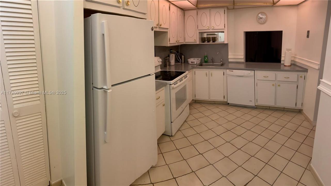1680 NE 191st St 107-2, Miami, Florida 33179, Stati Uniti