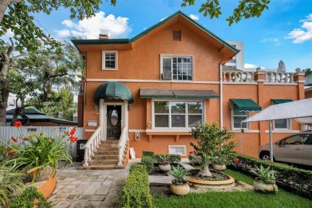 1033 NW 6th St, Miami, Florida 33136, USA